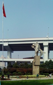 Statue bei der Nanpu Bridge